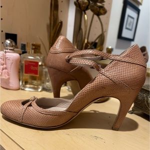 Ferragamo snakeskin heel. Beautiful nude color. An elegant timeless shoe